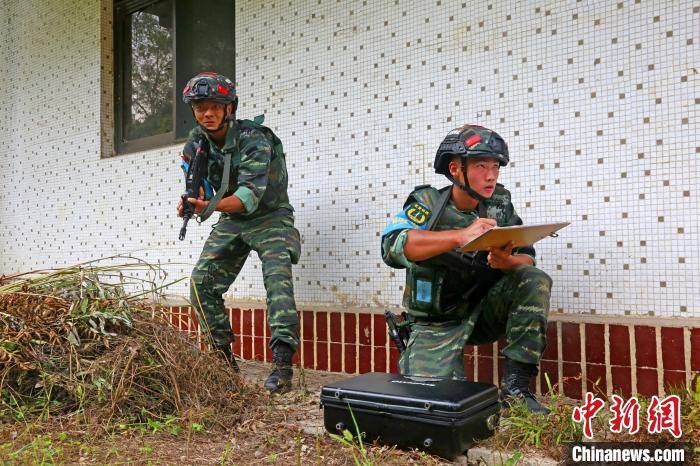 三峡武警举行山林地反恐极限训练