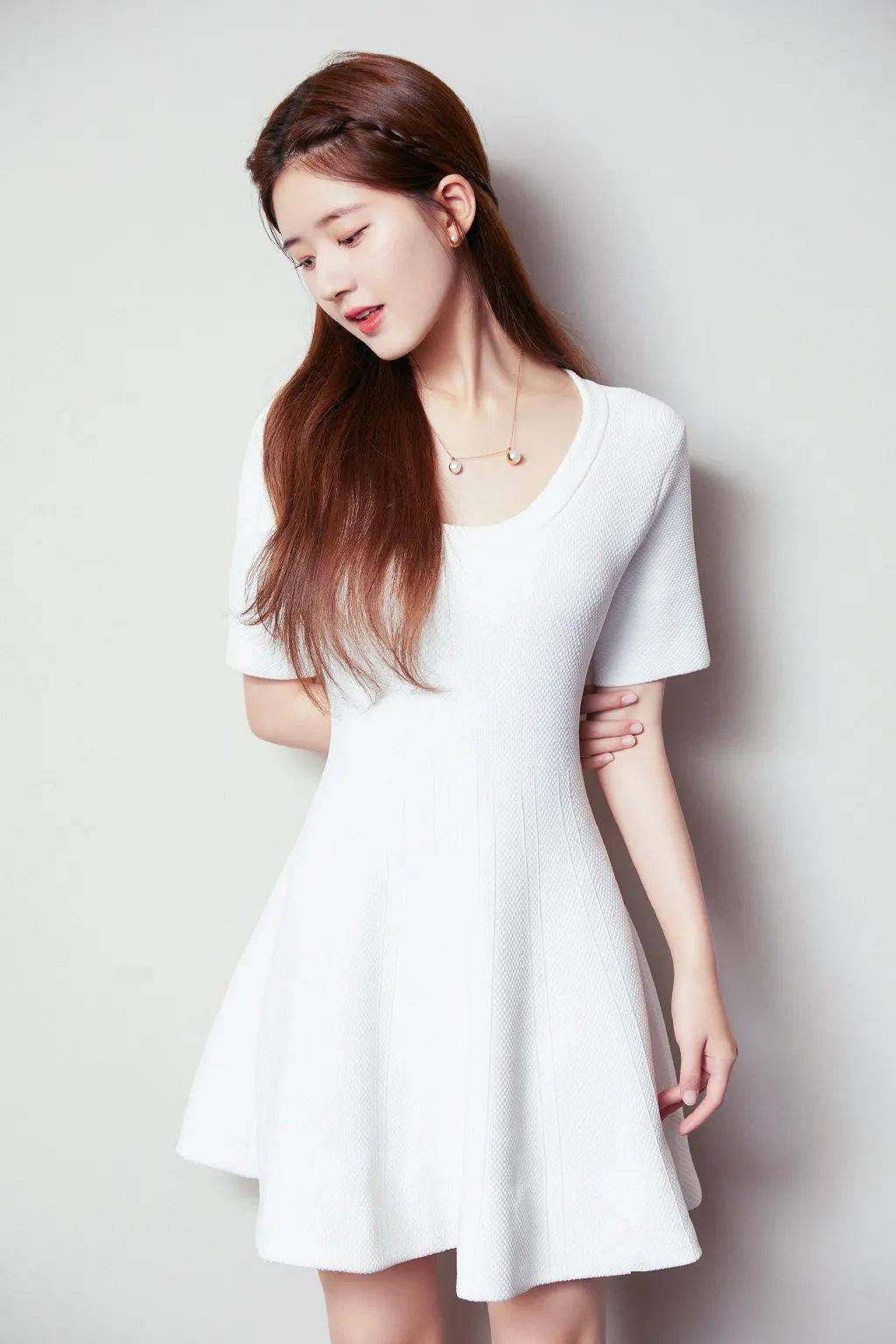 搪瓷|被赵露思的塑料韩语圈粉，但细看她搪瓷肌才更吸睛！