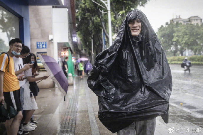 陈忧子|广州街头出现无脸男 是大雨滂沱里那个狼狈的你吗