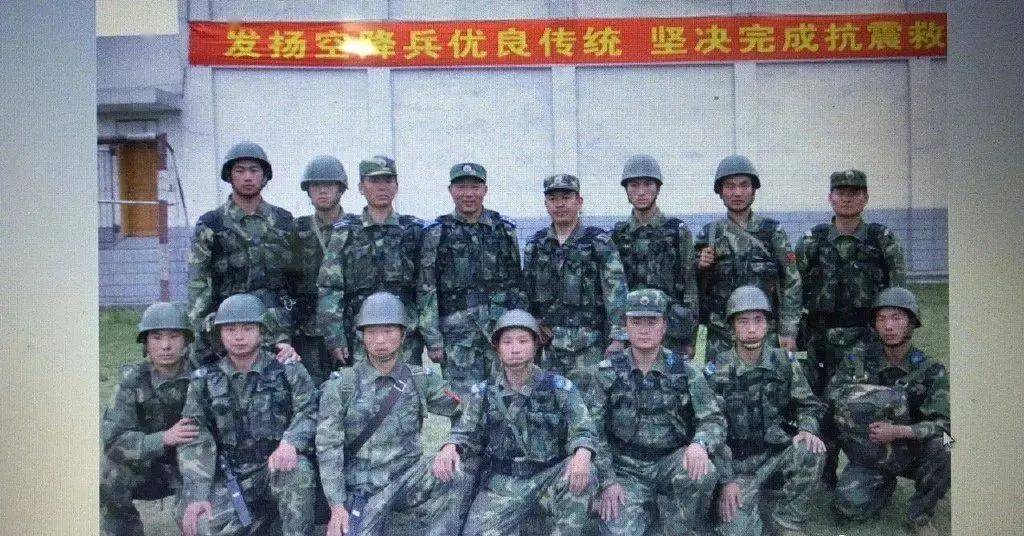 图为"空降兵15勇士"在没有地面指挥引导没有地面标识没有气象资料的