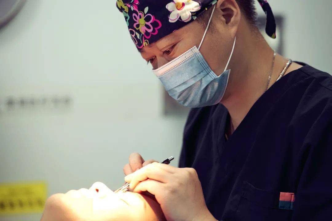 花尽|男性整容众生相：黑道大哥被毁容，商场保安花尽月薪求变美