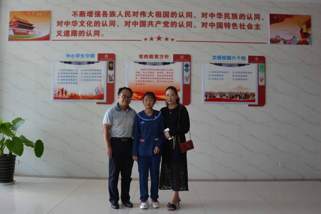下图左起:尹培军,班主任杨云全,李文标,州民族中学校长杨文彪,叶春玉