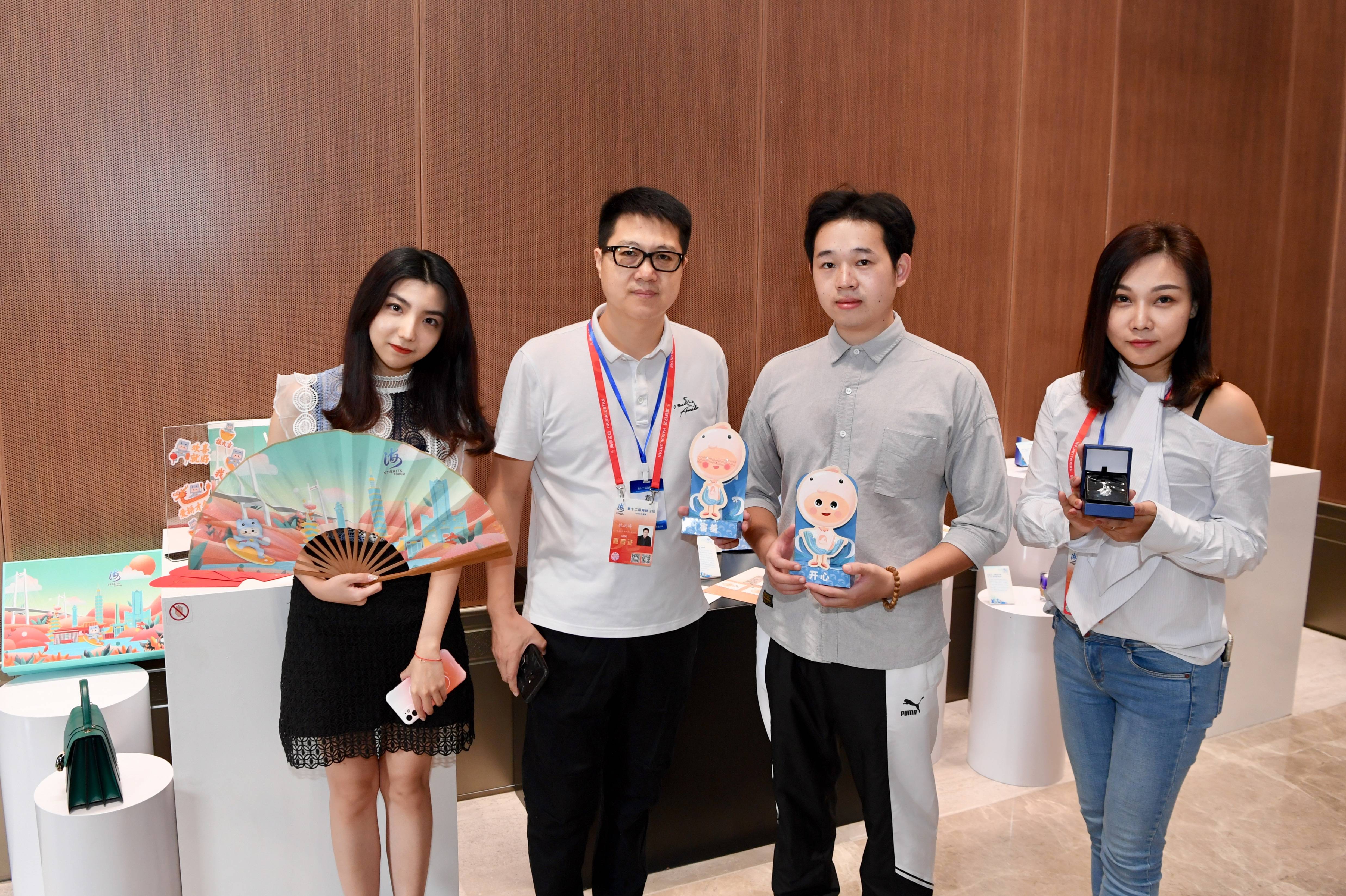 9月19日,两岸青年文创设计师展示获奖的文创设计作品.