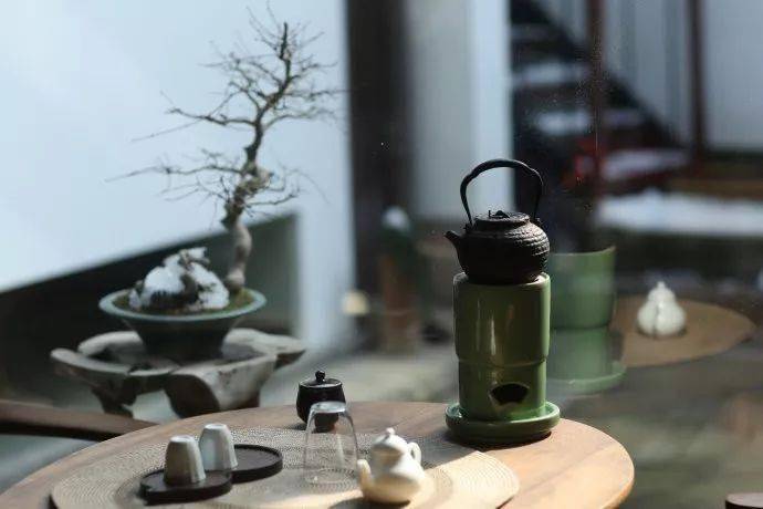 煮水度日一壶茶,闲来无事只观花