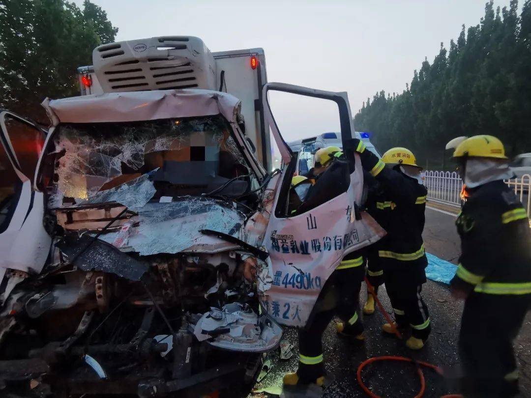 位于东营市经济开发区黄河路东营职业学院附近发生车祸,1人被困