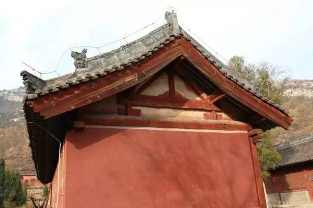 民居(悬山顶)民居(大屋脊悬山)硬山顶,即硬山式屋顶,是中国传统建筑双