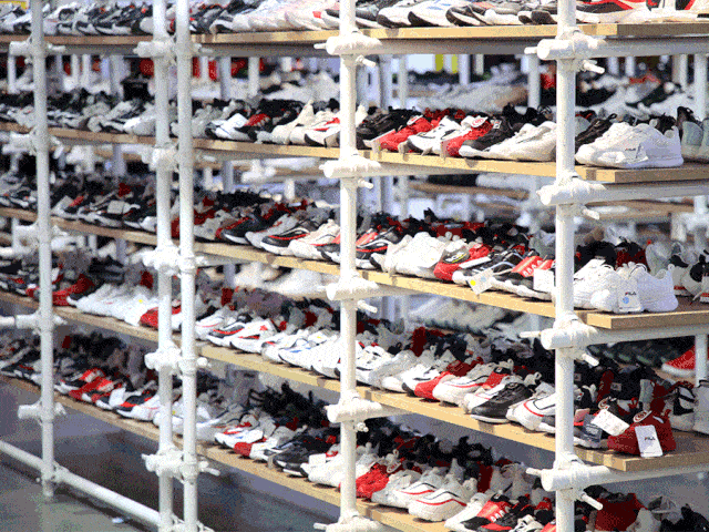 鬼冢虎李宇春同款运动鞋 吊牌价:690元 特卖价: 310元  吊牌价:589