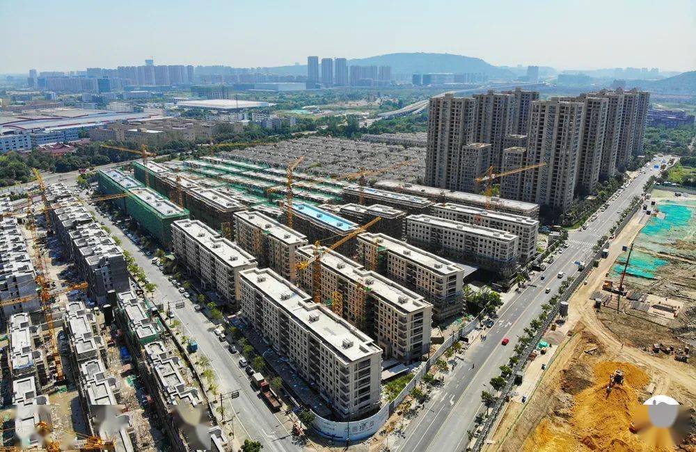 小高层▲建设中江山风华排屋▲邻里中心效果图▲建设中邻里中心▲建