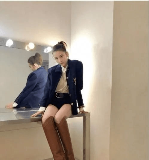 女生多少岁可以穿西装 7246e194e44f43c5bf41698ddcdfde54.png