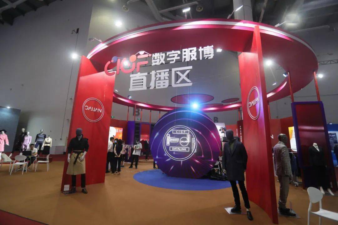 中国|?她来了，她来了，她乘风破浪而来！
