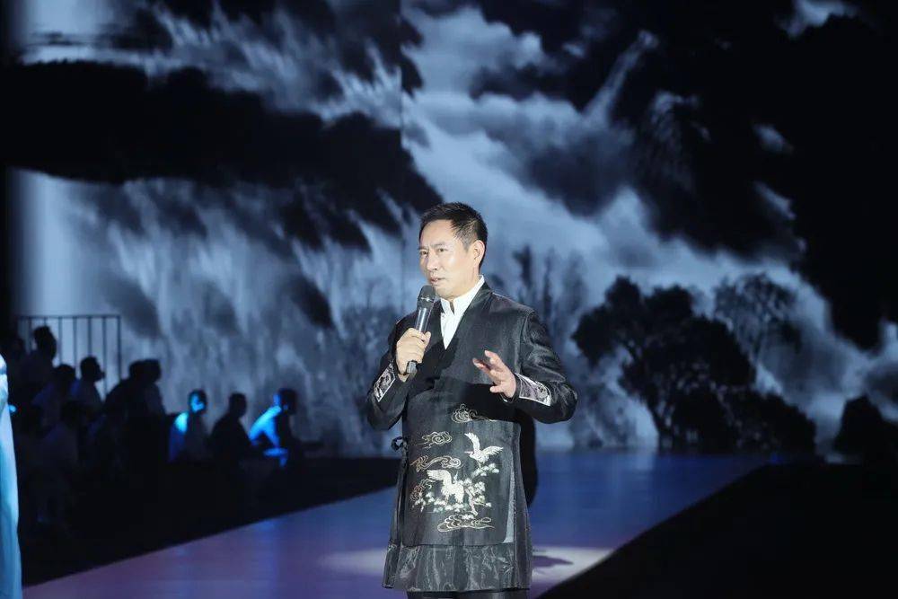 中国|?她来了，她来了，她乘风破浪而来！