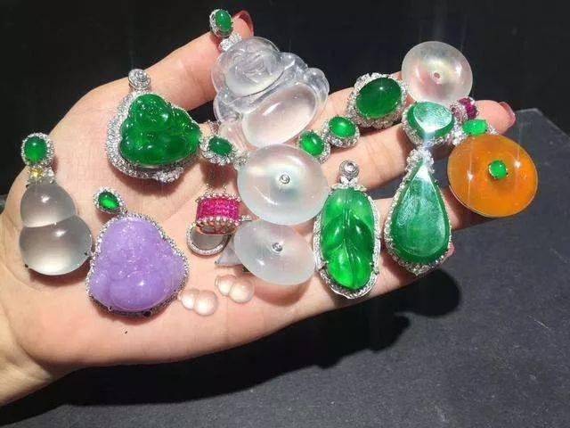 翡翠|有人花150万买刘晓庆翡翠,到手后差点晕倒?她的宝贝到底值不值102亿?