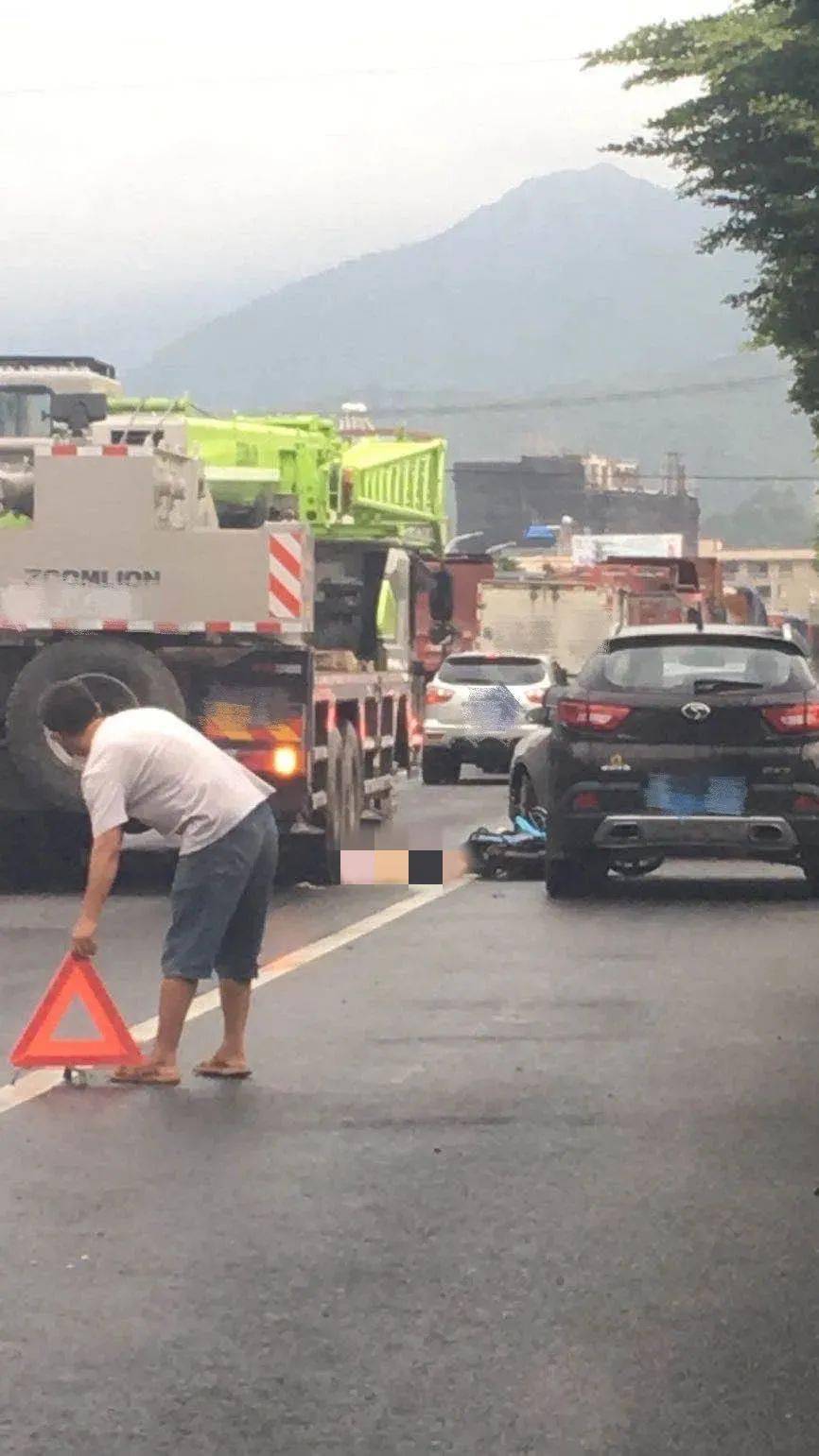 惨烈车祸梅州一人头部被压大车轮下