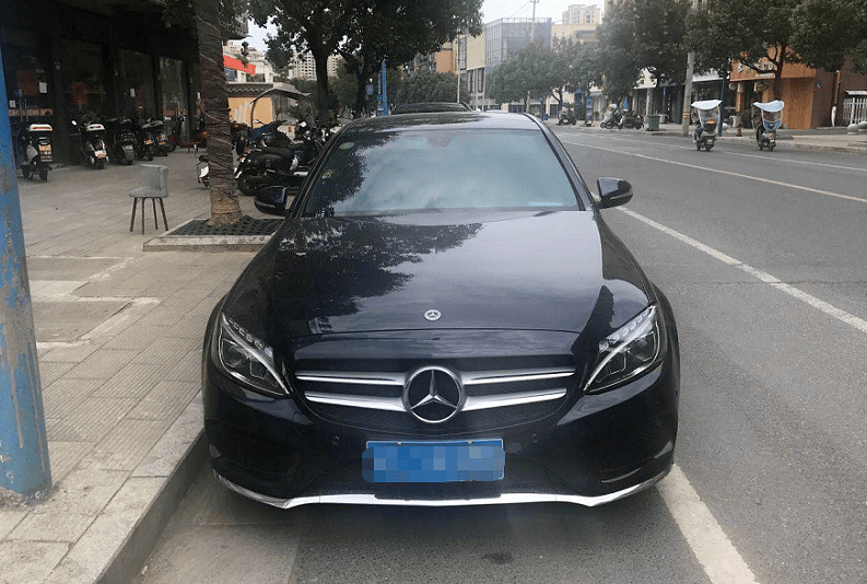 司机懵了:停在路边的奔驰车诡异自燃!消防员还原真相.