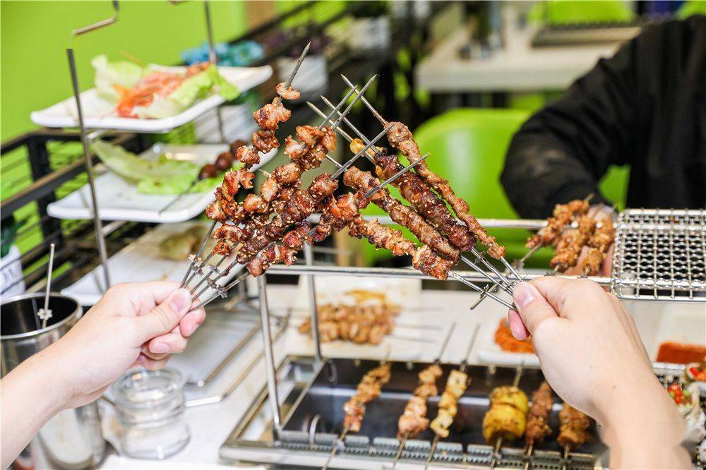 韩缘|69.9元抢！价值150元「韩缘烧烤城」自动烧烤套餐！30荤串+10素串+烧烤伴侣+锡纸金针菇+凉菜+饮品！