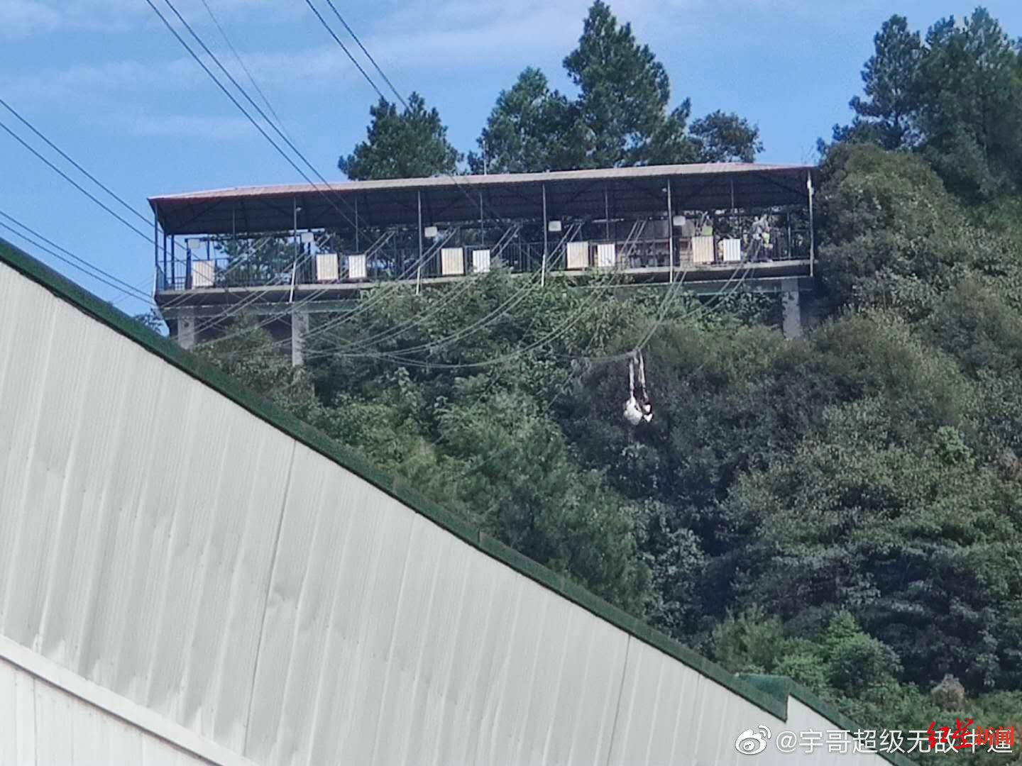高空|重庆一游客玩高空项目坠落山谷？当地旅游局：为景区工作人员，已送医