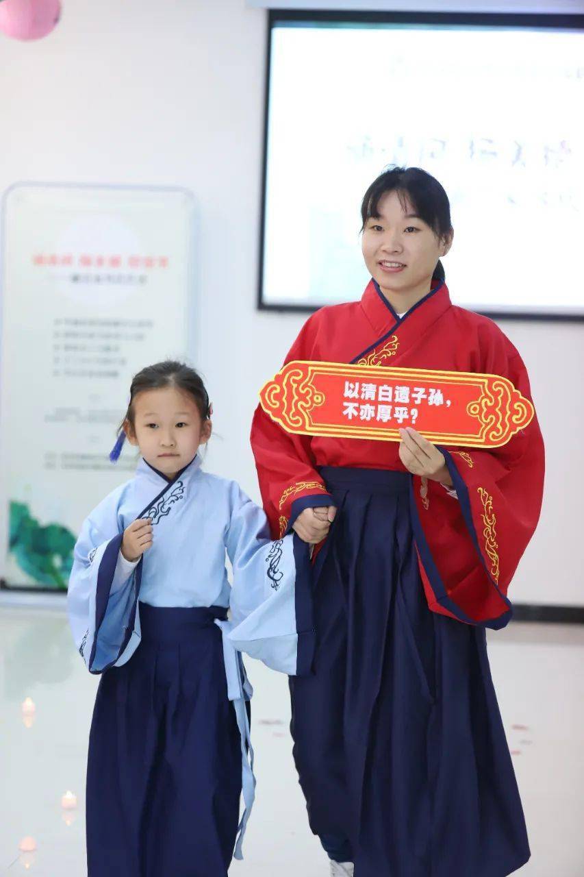小孩子走t台教学 0d75df4d65b24cb0974ad802986fb733.jpeg