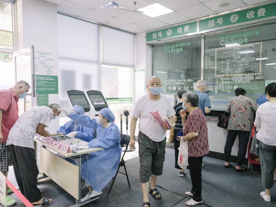 工作|沪上一日｜防疫下半场，超大城市中的社区医生