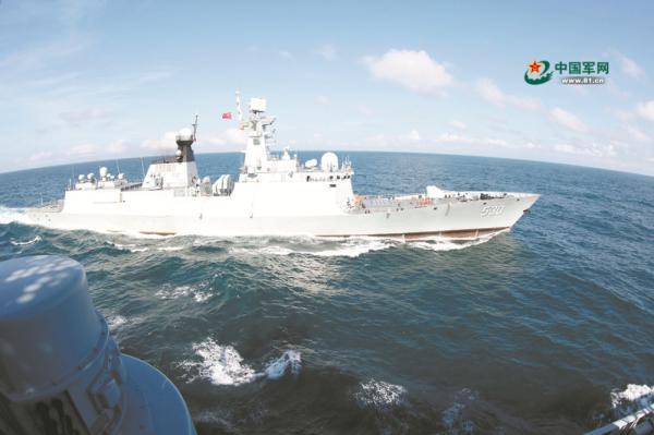 海军某驱逐舰支队开展实战化演练，军舰离港就