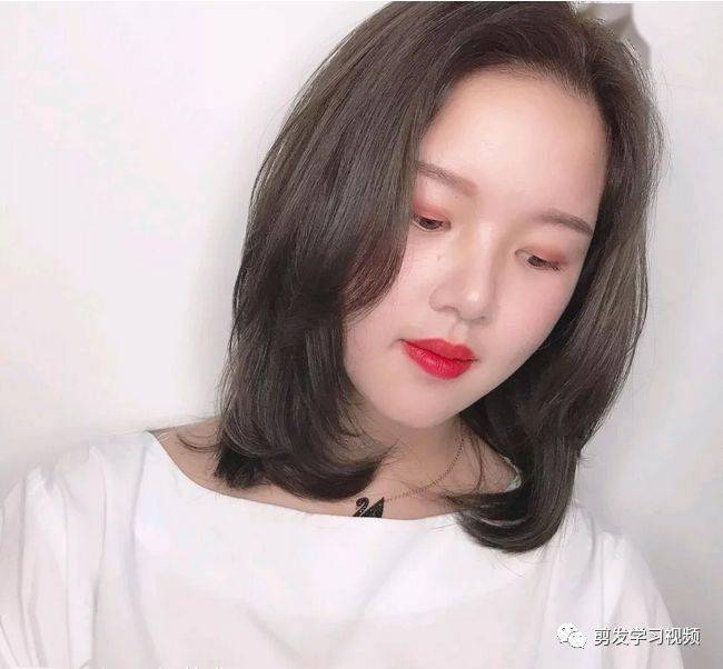 “ayx官方网站”
2020最新盛行“不长不短”发型(图13) “ayx官方网站”
2020最新盛行“不长不短”发型(图13)