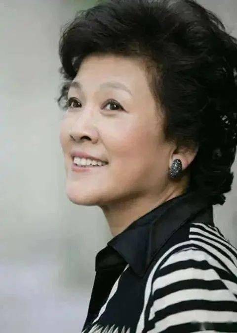 她是国家一级演员结婚40多年未有孩子60岁终圆母亲梦