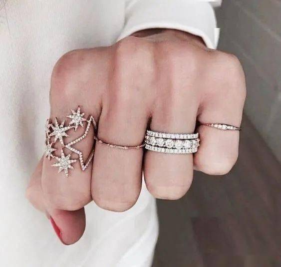 一个人|如何判断一个人是否时髦？看Ta戴几个戒指啊！