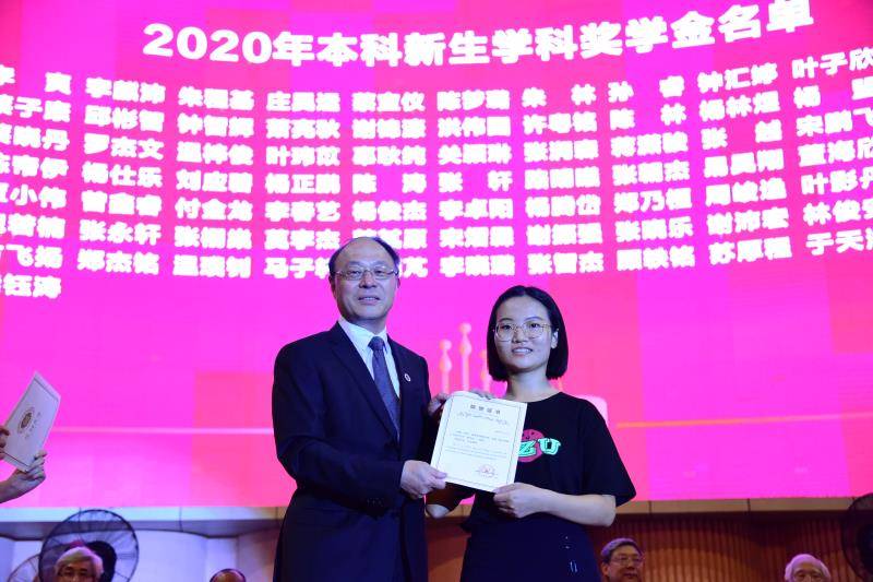 新生|1.1万深圳大学萌新开学，校长：永葆“四心”，且歌且行