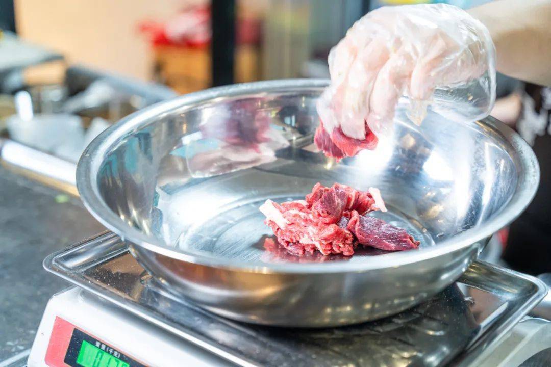 烤肉|口口爆汁，凌晨两点还全是人！这个城中村惊现“烤肉之都”！连续一个月3.3折