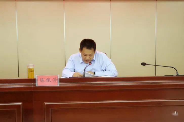 县委副书记,县长彭广峰,县委常委,县委办公室主任陈振涛出席会议.