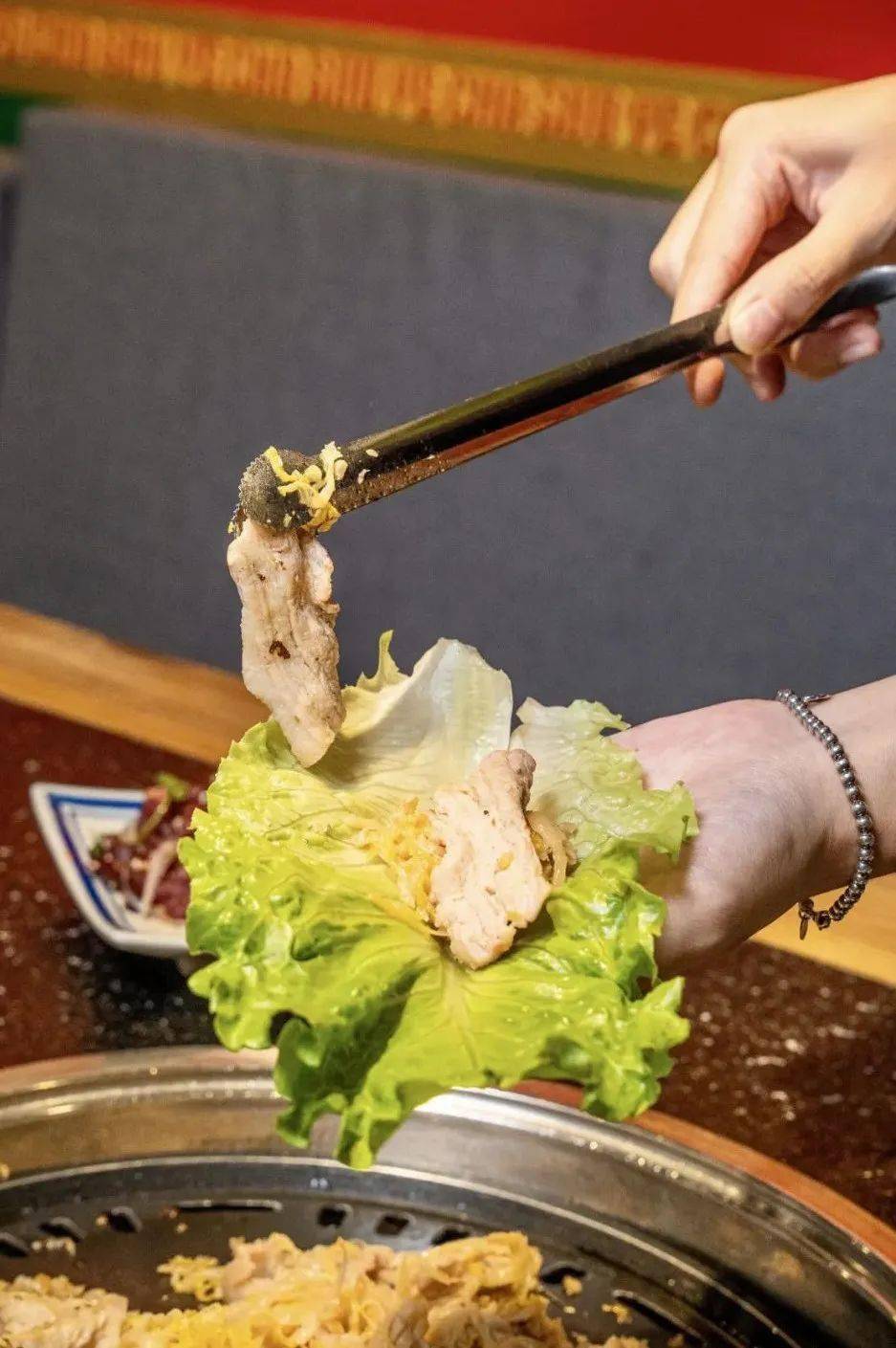 烤肉|口口爆汁，凌晨两点还全是人！这个城中村惊现“烤肉之都”！连续一个月3.3折