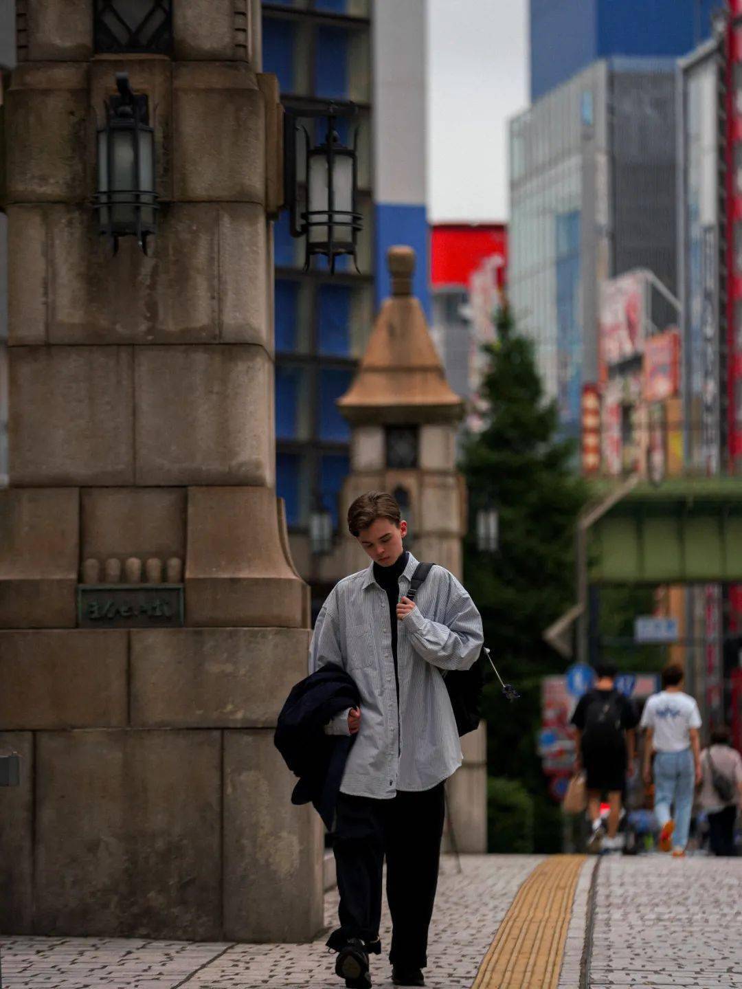 Banksy|潮事 | 这双写着汉字的 Nike ，我真的爱了