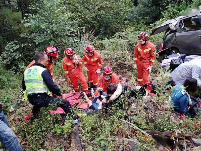 丽江前往宁蒗树底大桥附近发生交通事故,两人重伤,他们到了.