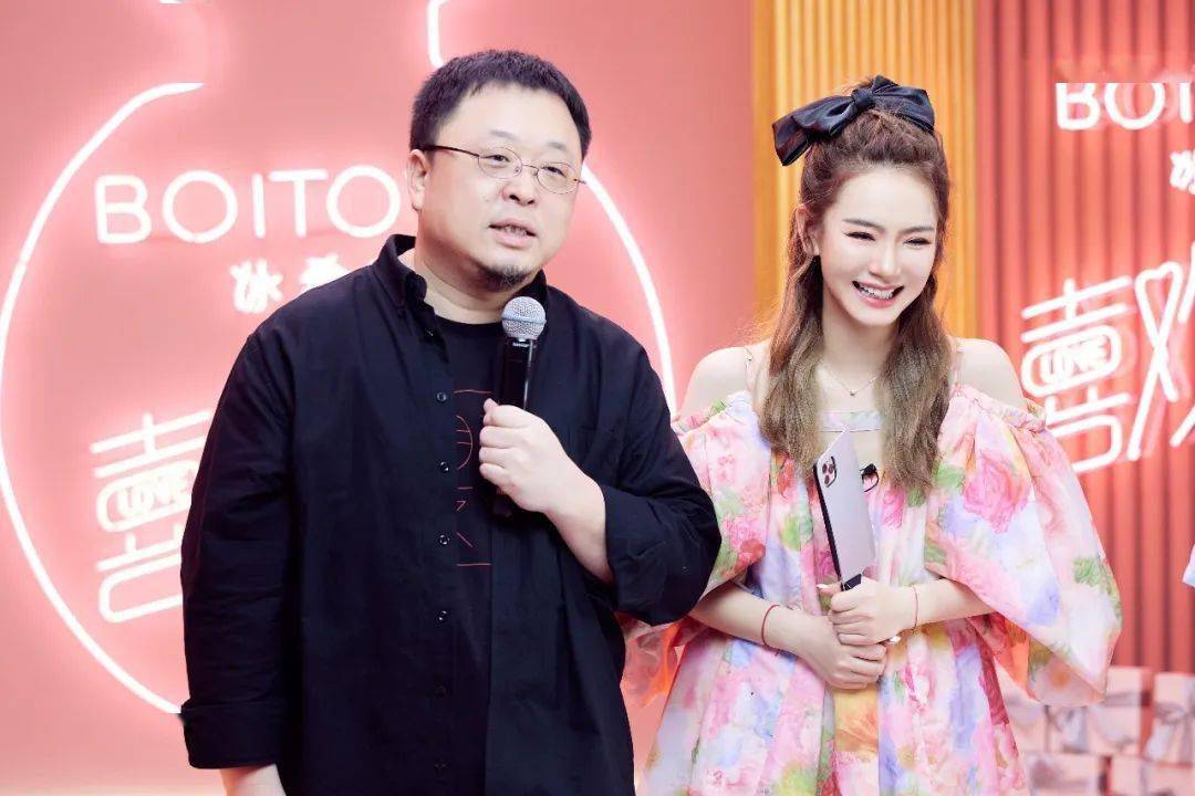 直播|次元璧破了！戚薇罗永浩同框带货力MAX