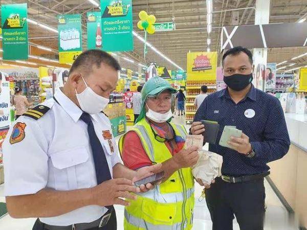 钱包|泰国莲花超市购物车整理员拾金不昧获赞