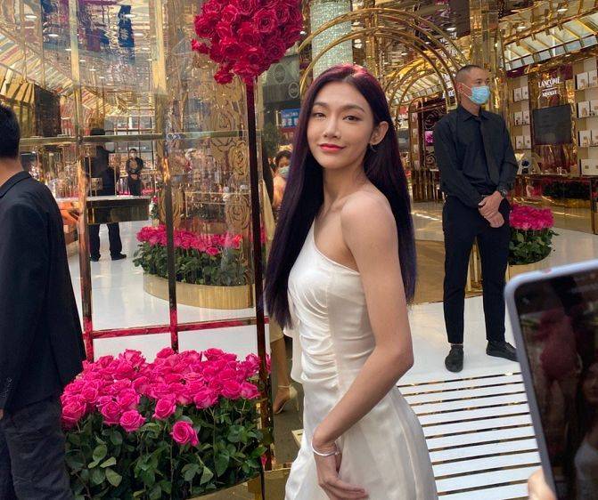 活动|曾可妮出席活动现场,无精修的颜值能打,不过引人注目的是身材!