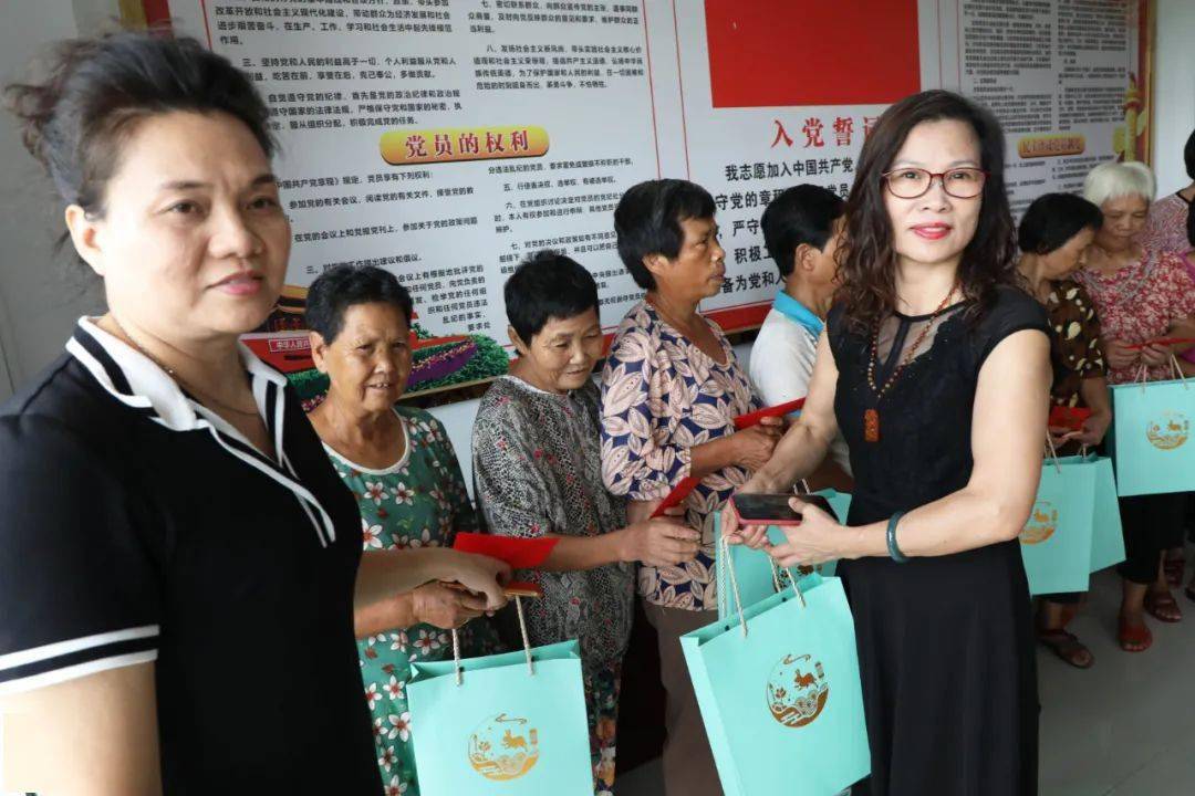 爱心带货斗门区女企业家协会走进上洲村慰问困难妇女家庭