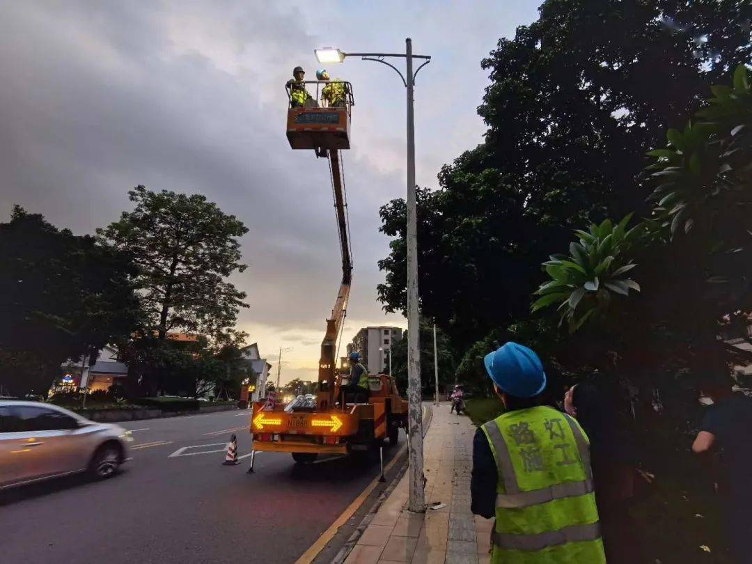 西樵市政路灯所工作人员利用升降机对故障路灯进行维修.