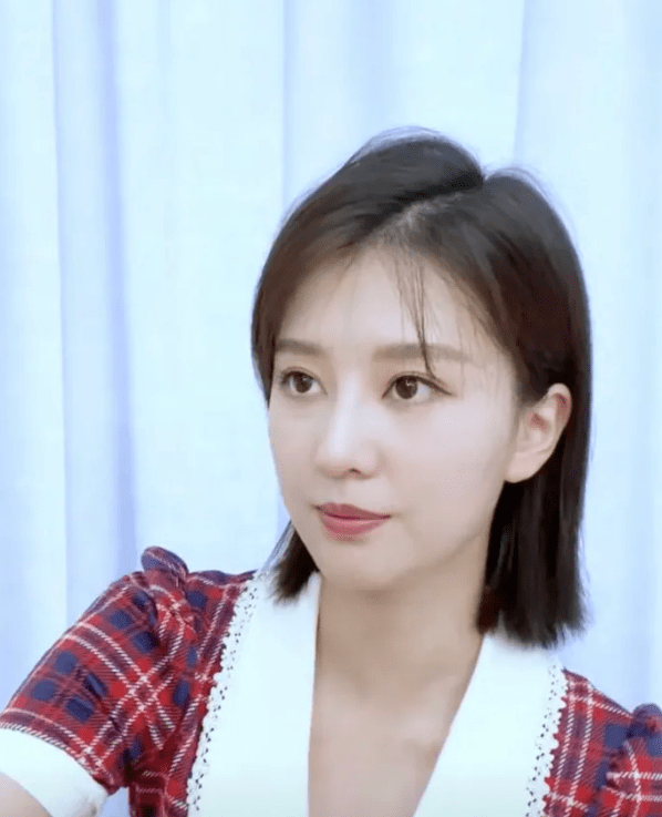 白成|黄轩录一天综艺就“黑化”，为啥同行的乔欣能躲过烈日，白成一道光？