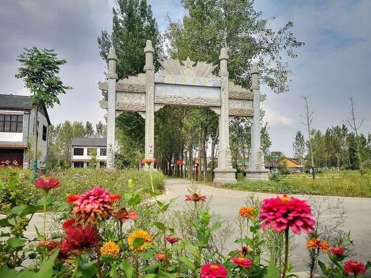 在这个十月里,涡阳红色旅游圣地——曹市辉山正在蜕变成一个晒秋赏秋的