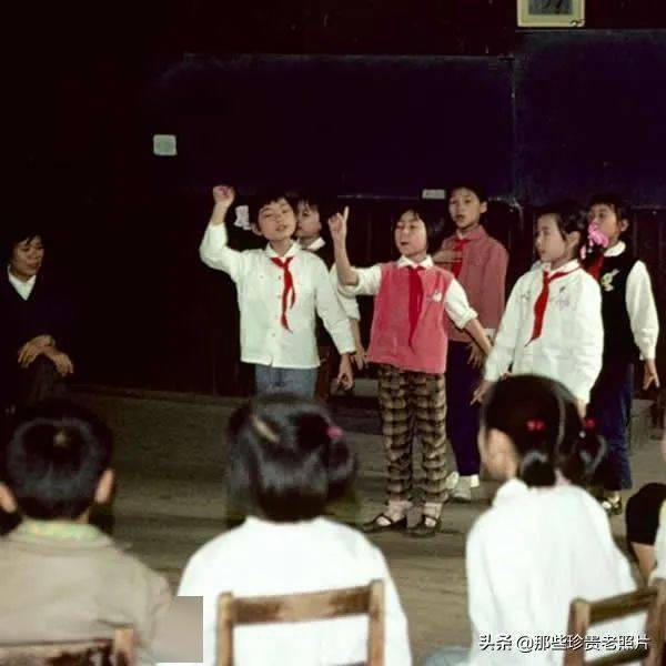 一组70年代拍摄的小学生老照片,60后70后的回忆