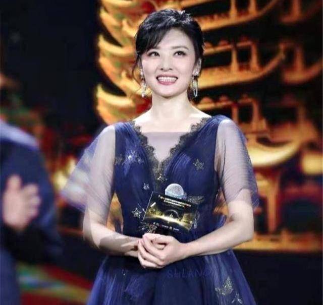 25岁?央视一姐周涛,白衬衣笑容甜美,近照更似少女