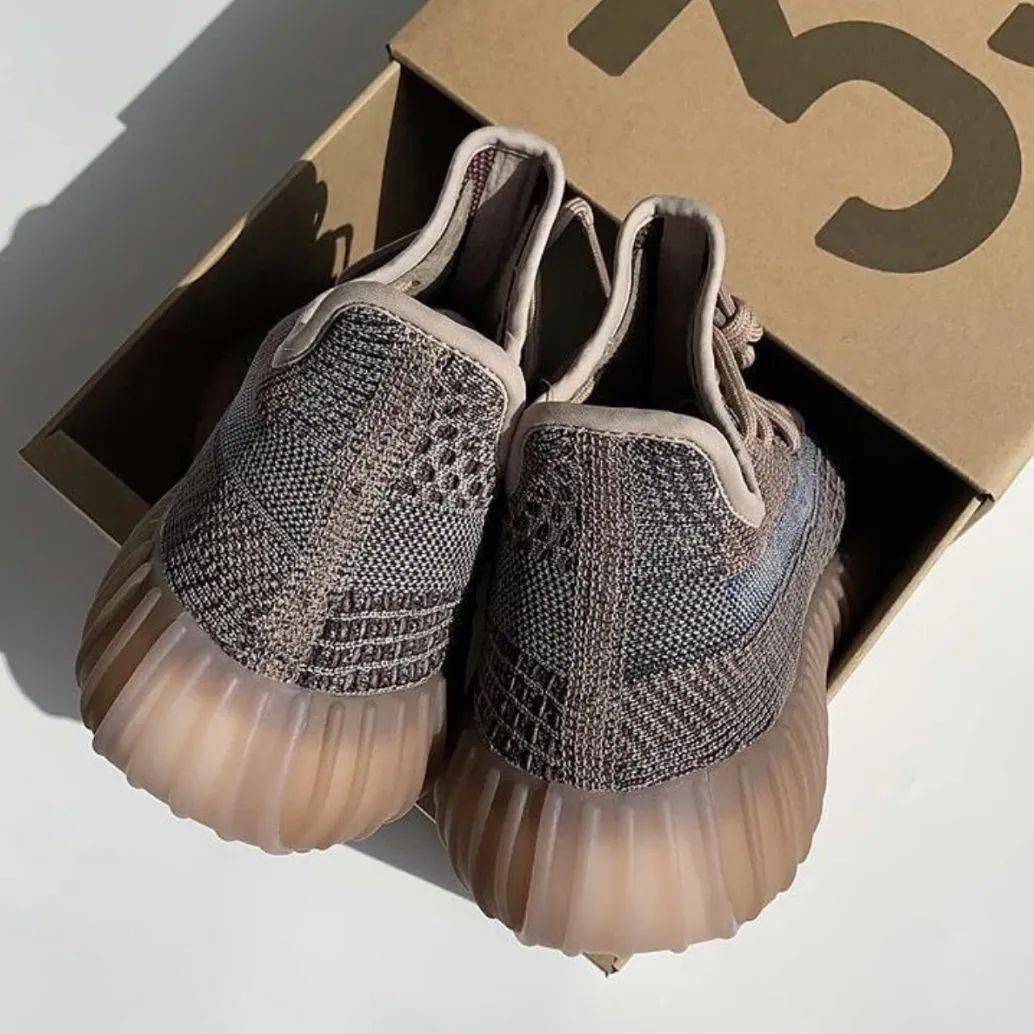 Nike|每日鞋讯 | ?adidas Originals YEEZY BOOST 350 V2「Yecher」最新实物图曝光