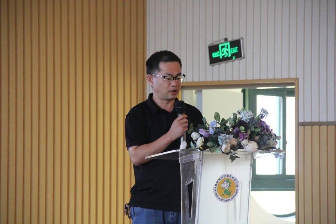 龙山镇实验小学副校长方群辉进行经验分享