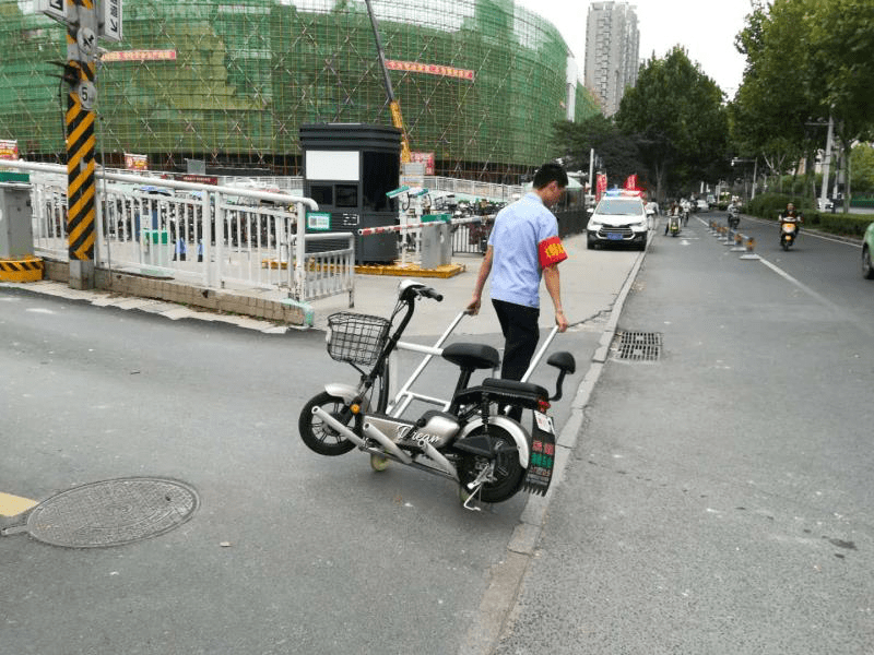 车主请注意!滨湖城管自制"拖车神器",专治乱停车