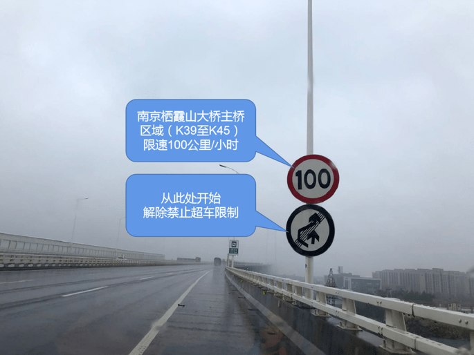 在高速公路上行驶速度很快,为了保证安全,车与车之间一定要保持一个