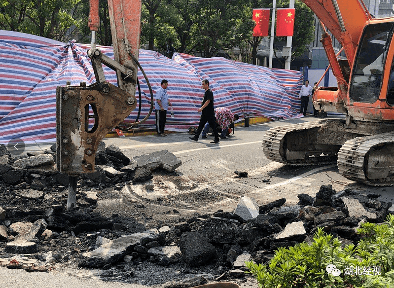 武汉光谷转盘附近路面塌陷,交通临时管制!何时能