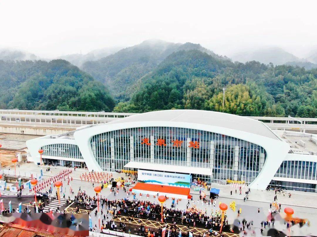 刚刚首列运营列车开进龙泉龙泉迎来了铁路时代