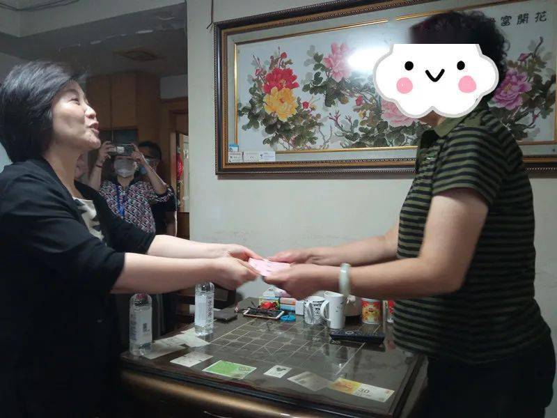 9月27日上午,区委宣传部长夏煜静前往刘一居民区走访慰问困难群众.
