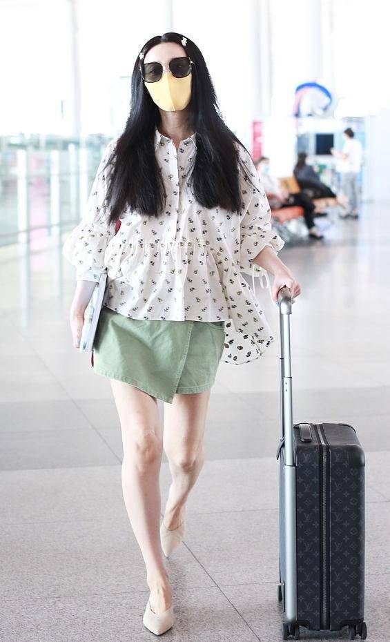超短裙|范冰冰现身机场，穿超短裙大翻车，腰腹粗壮膝盖太难看