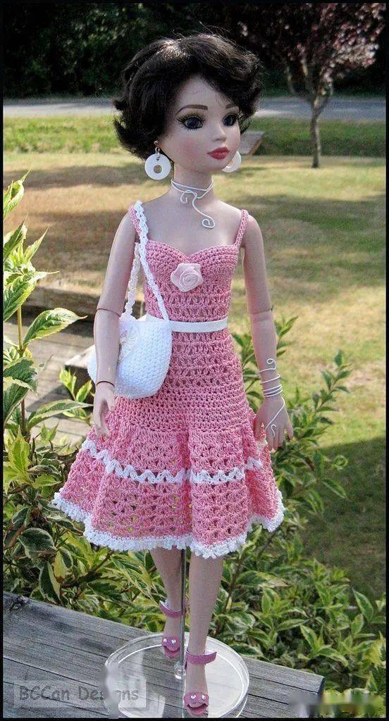 孩子玩旧了的芭比娃娃,用零线钩了几件华丽的裙子改造